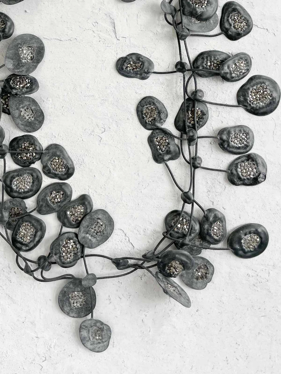 Annemieke Broenink Annemieke Broenink Glitter Poppy Rubber Necklace, Gunmetal 4 Annemieke Broenink Annemieke Broenink Glitter Poppy Rubber Necklace, Gunmetal